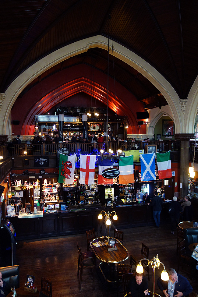 irish-pub-in-london-oneills-muswell-hill-church-wings