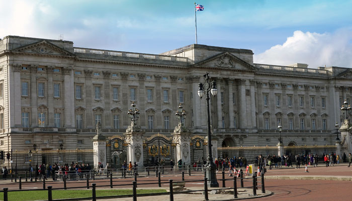 guide-to-london-for-americans-visiting-first-time-buckingham-palace