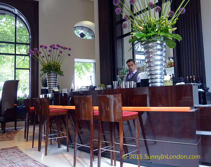one-aldwych-hotel-lobby-bar-covent-garden-bloom-gin