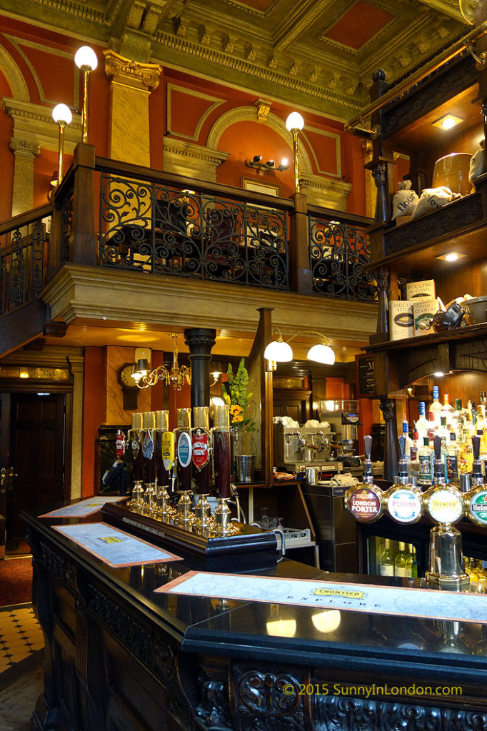 london-pub-crawl-bank-of-england-city