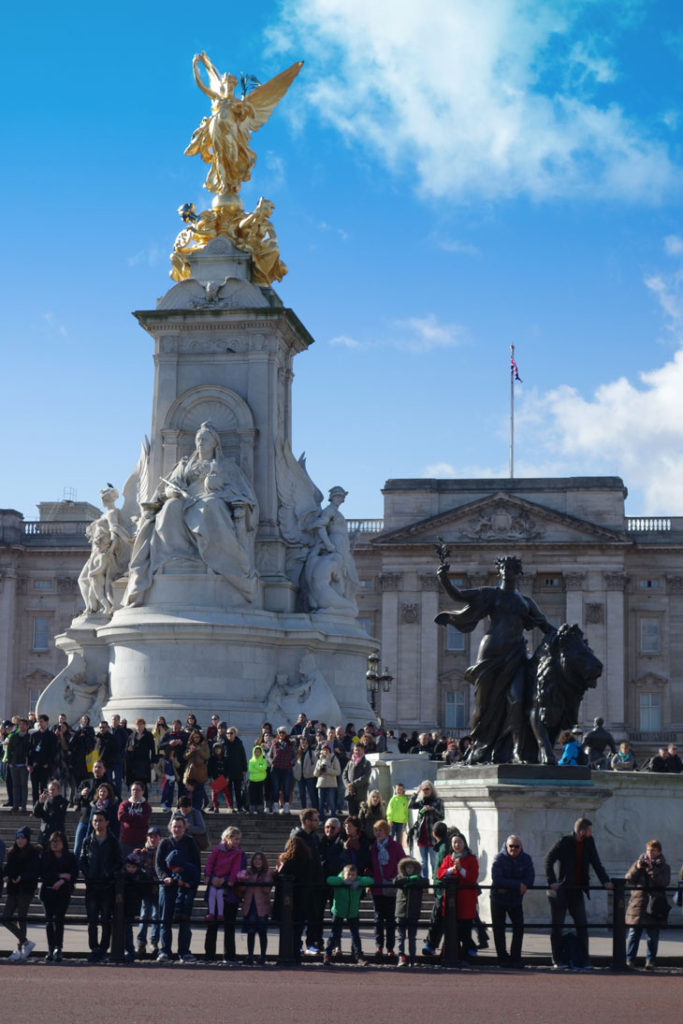 How to Visit London attractions buckingham palace