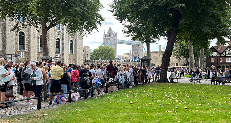 general free tour with a beefeater at the tower of london