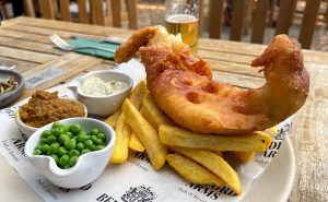 british-foods-you-must-eat-in-london-list-fish-and-chips-peas