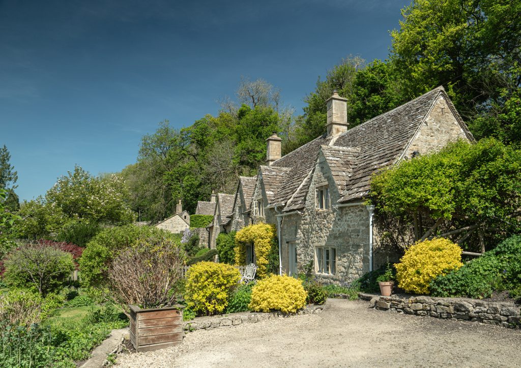 cotswolds-what-to-see-bibury-arlington-row-england
