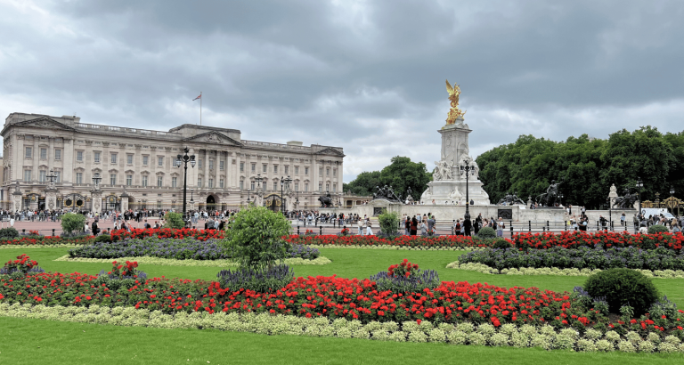 must-see-attractions-london-trip-planner-bucket-list-buckingham-palace