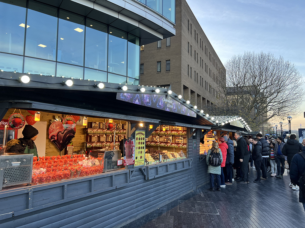 best-things-to-do-in-london-at-christmas-sunny-in-london-bridge-market