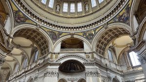 how-to-visit-london-attractions-st-pauls-cathedral-sunny-in-london-travel-guide