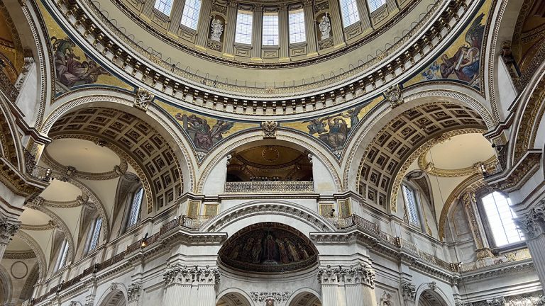 how-to-visit-london-attractions-st-pauls-cathedral-sunny-in-london-travel-guide